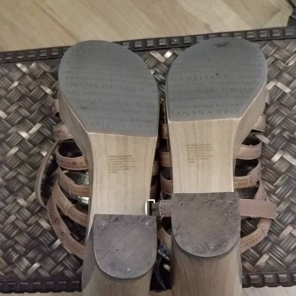 Banana Republic sandals on wooden platform - Picture 6 of 12